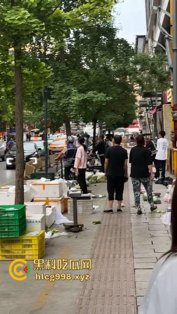 打架一时爽 脑袋嗡嗡响 河南郑州两泼社会青年暴力群殴 现场怎么还混入骚逼了？-2