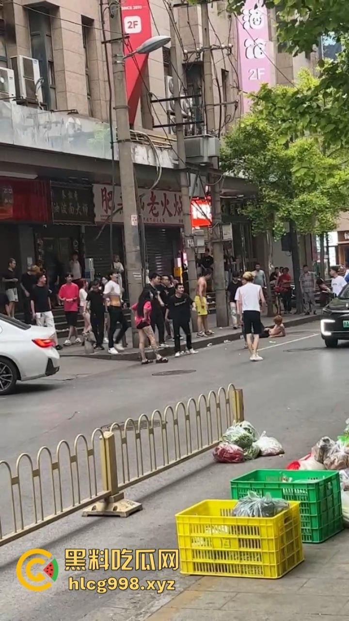 打架一时爽 脑袋嗡嗡响 河南郑州两泼社会青年暴力群殴 现场怎么还混入骚逼了？-4