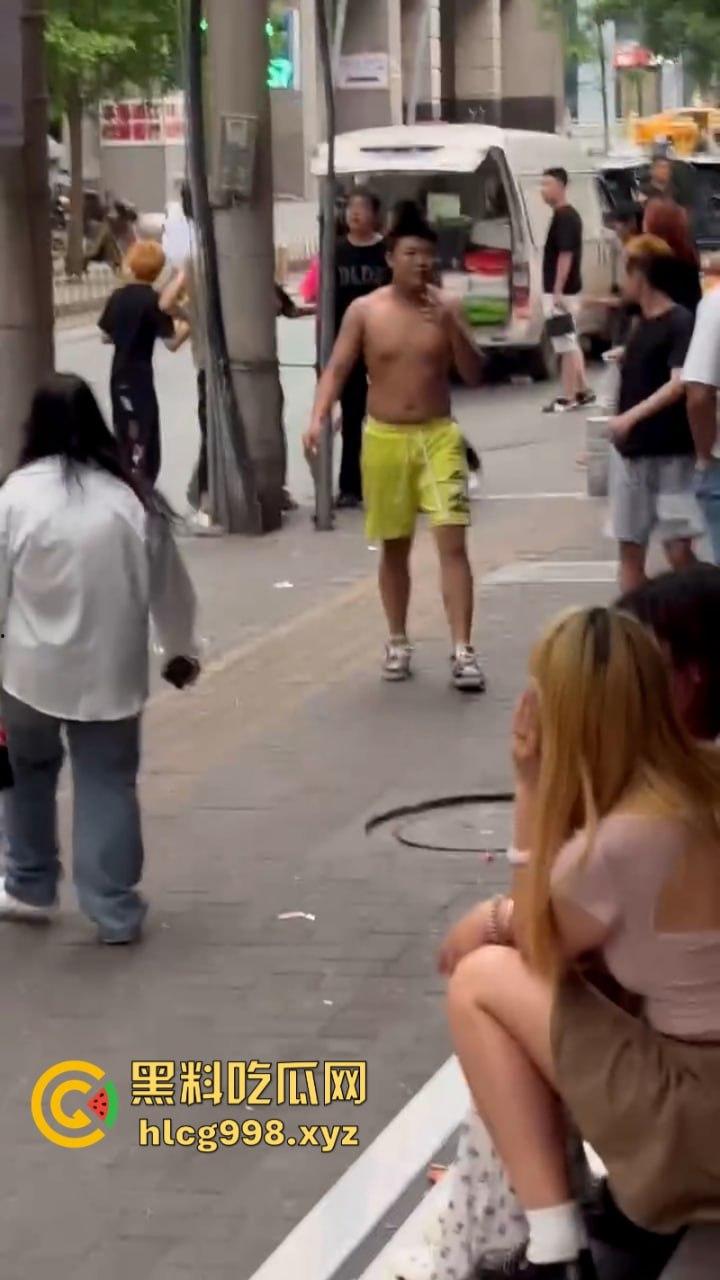 打架一时爽 脑袋嗡嗡响 河南郑州两泼社会青年暴力群殴 现场怎么还混入骚逼了？-6
