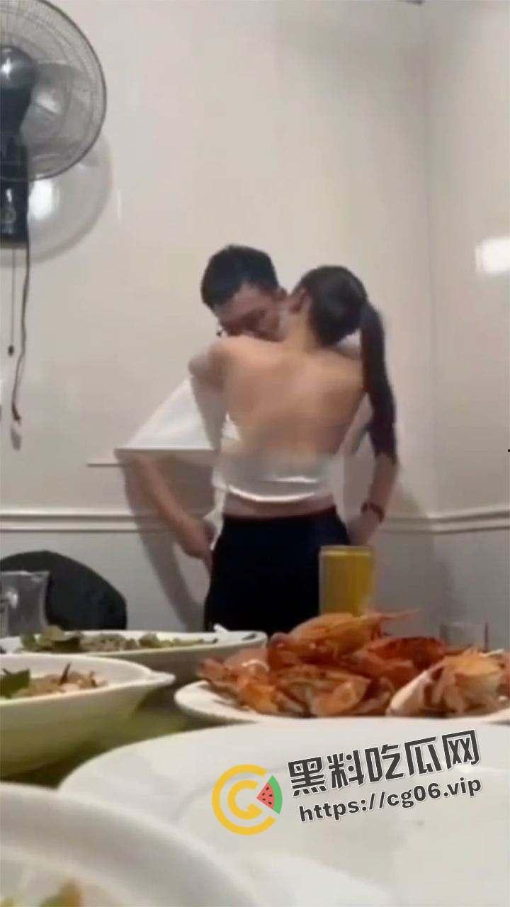 都说同学聚会不要录像了!少妇缠着上学时喜欢的男孩子不放 奶子都喂脸上了-4