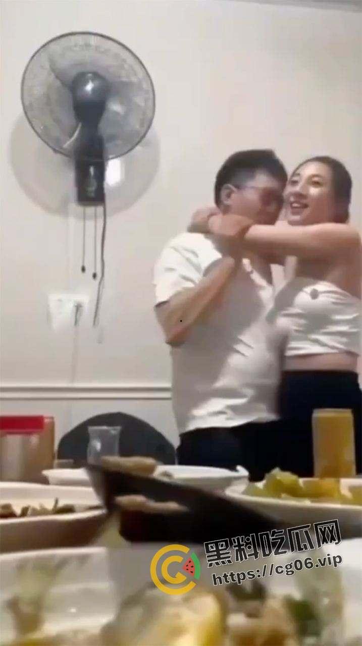 都说同学聚会不要录像了!少妇缠着上学时喜欢的男孩子不放 奶子都喂脸上了-6