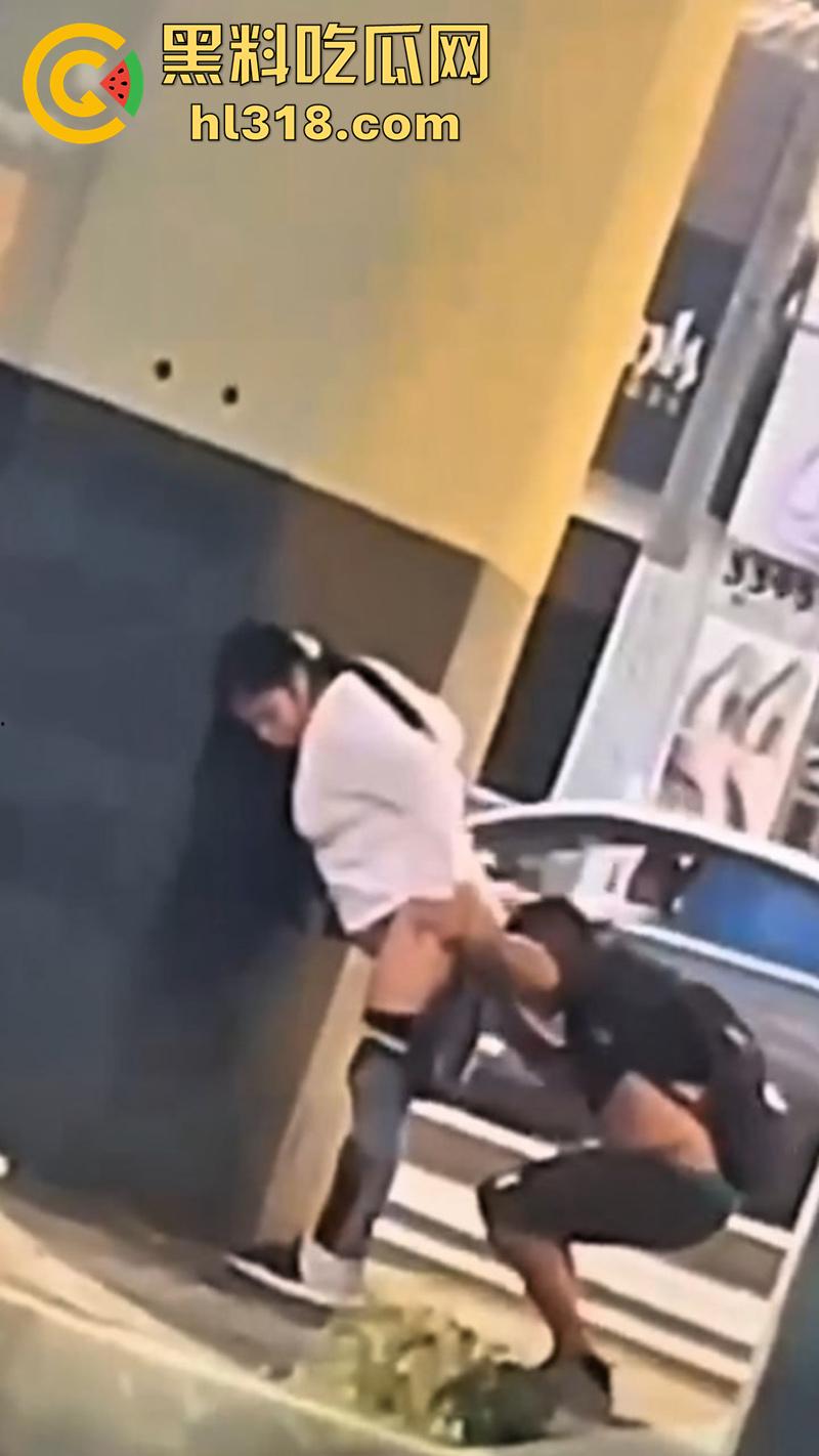 情急起来真的不避人啊！街拍开放男女立交桥下性爱，完全不在乎别人目光，当众后入刺激满满！-4