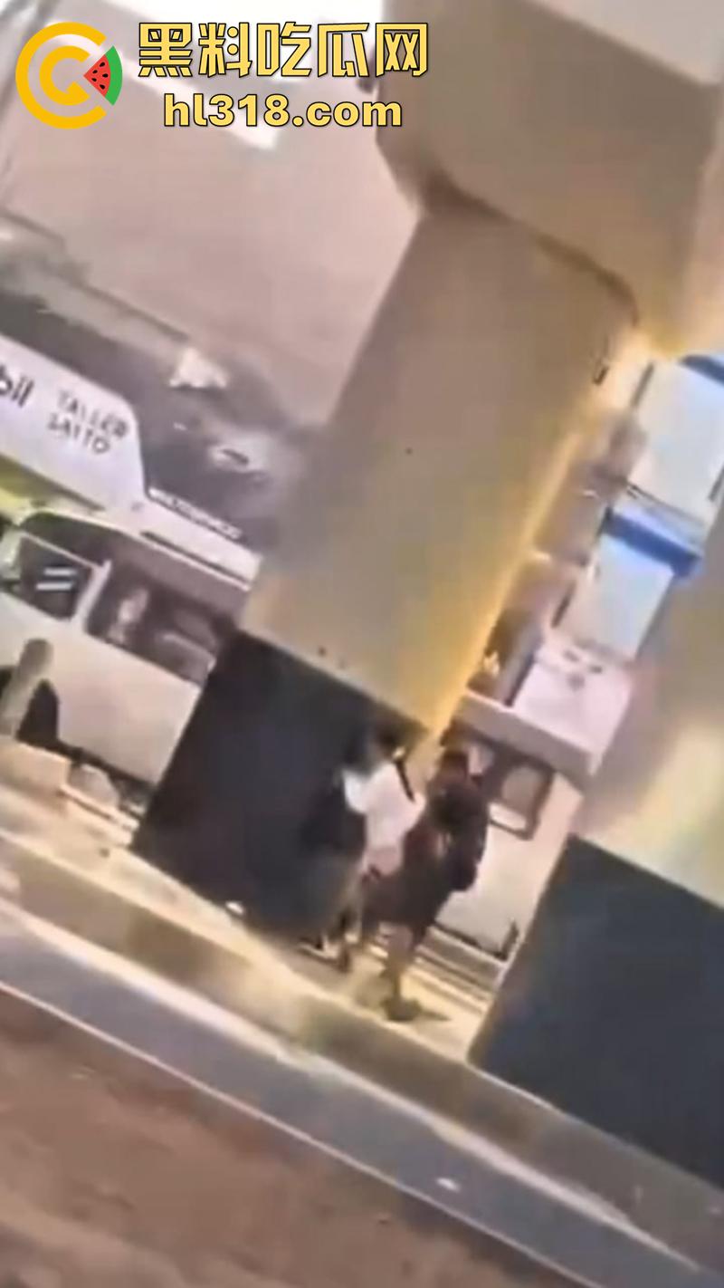 情急起来真的不避人啊！街拍开放男女立交桥下性爱，完全不在乎别人目光，当众后入刺激满满！-7