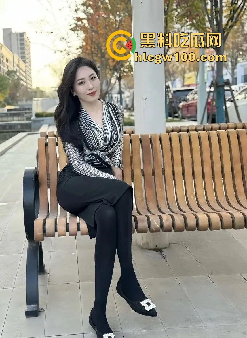 公园野战骚翻天，大姐饥渴难耐还想硬操，奈何大哥小弟弟趴着装死抢救无果，力不从心的尴尬看得人笑尿！-3