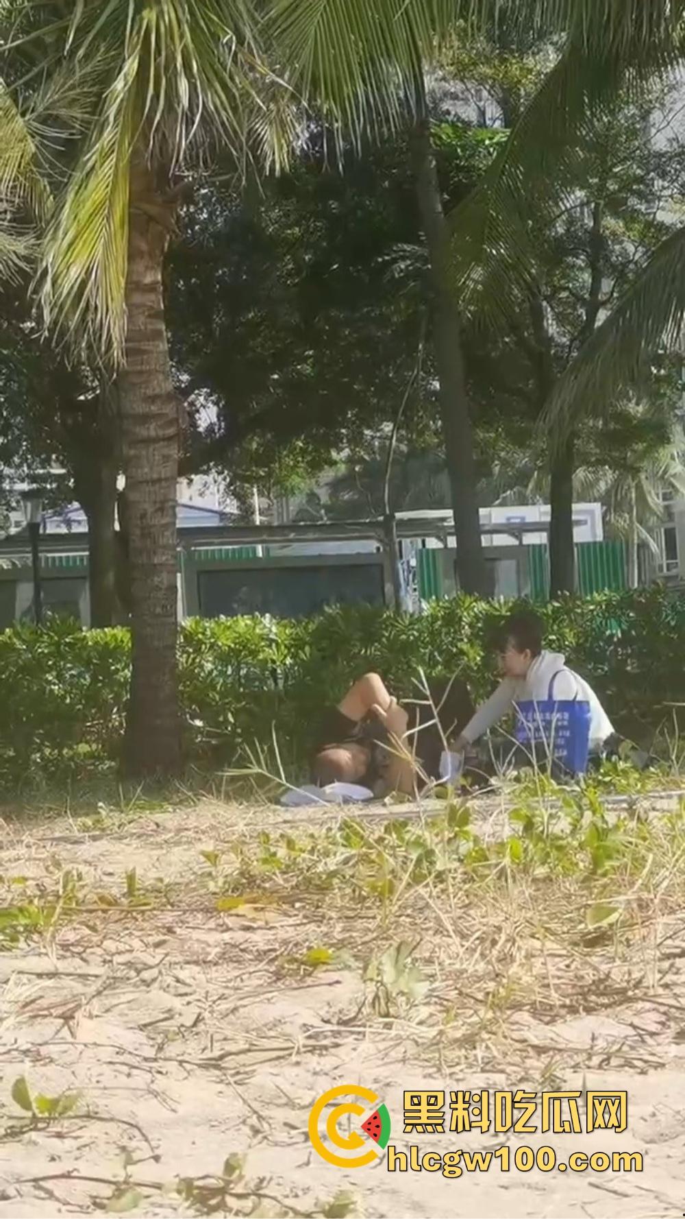 公园野战骚翻天，大姐饥渴难耐还想硬操，奈何大哥小弟弟趴着装死抢救无果，力不从心的尴尬看得人笑尿！-11