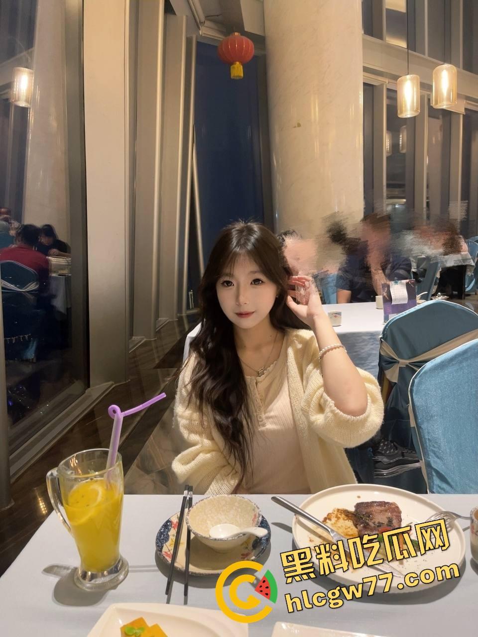 南昌传媒学院极品骚女【江婉璃】喷水到床垫透底,小穴撑成屌模,全校走一圈淫水一路滴!-1