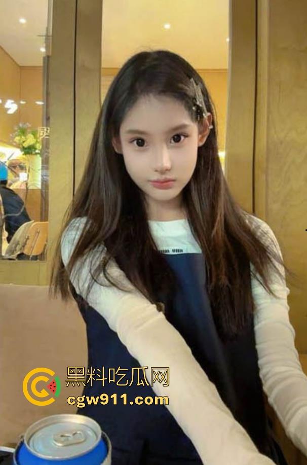 电梯惊心动魄的操妹经历，电梯里逮着妹妹不放，使劲揉搓后入猛插，刺激无比！-1