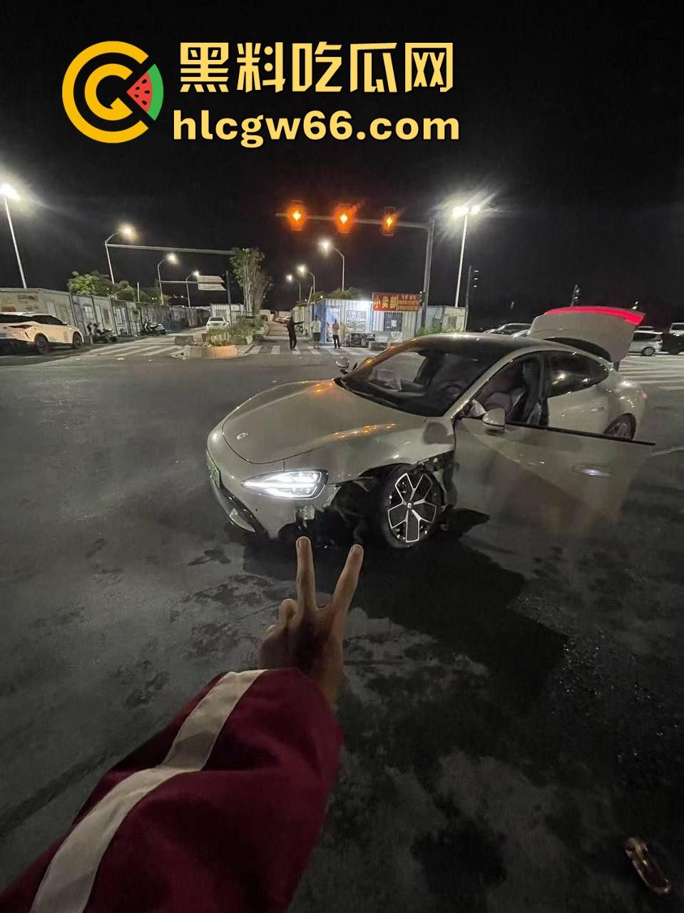 我只知道年少轻狂！小米Su7车主市区飙到180迈 躲闪不及将骑车的撞飞！-4