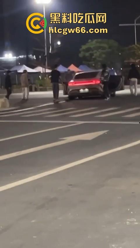 我只知道年少轻狂！小米Su7车主市区飙到180迈 躲闪不及将骑车的撞飞！-12