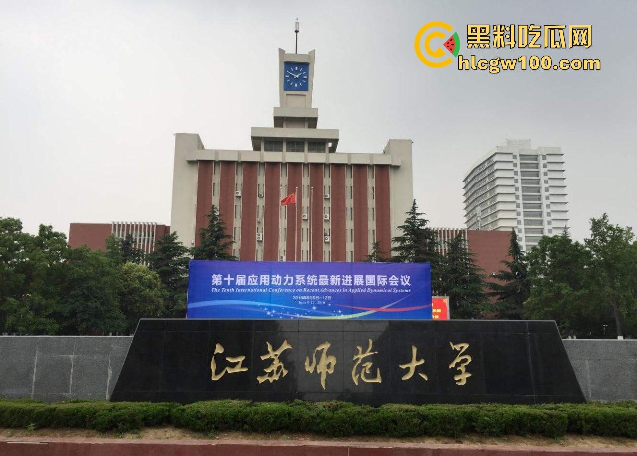 江苏师范大学飞机哥骚操作,篮球场后厕所手瘾犯了,当场打飞机被同学偷拍,场面离谱到无语!-4