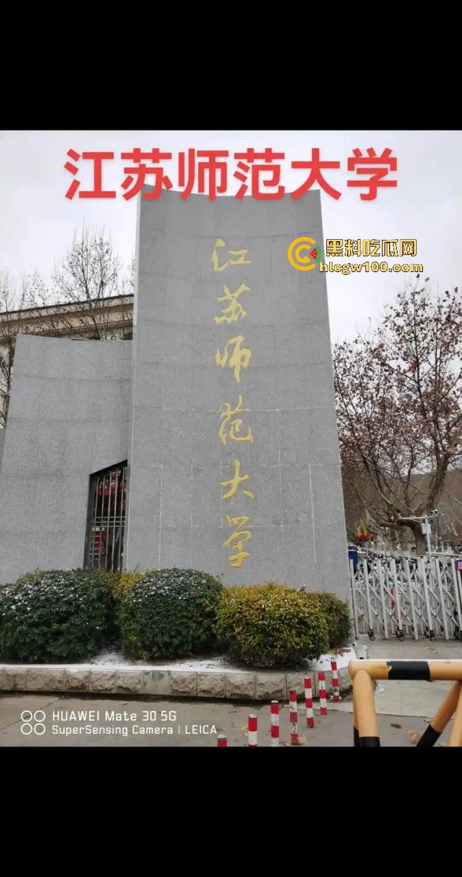 江苏师范大学飞机哥骚操作,篮球场后厕所手瘾犯了,当场打飞机被同学偷拍,场面离谱到无语!-5