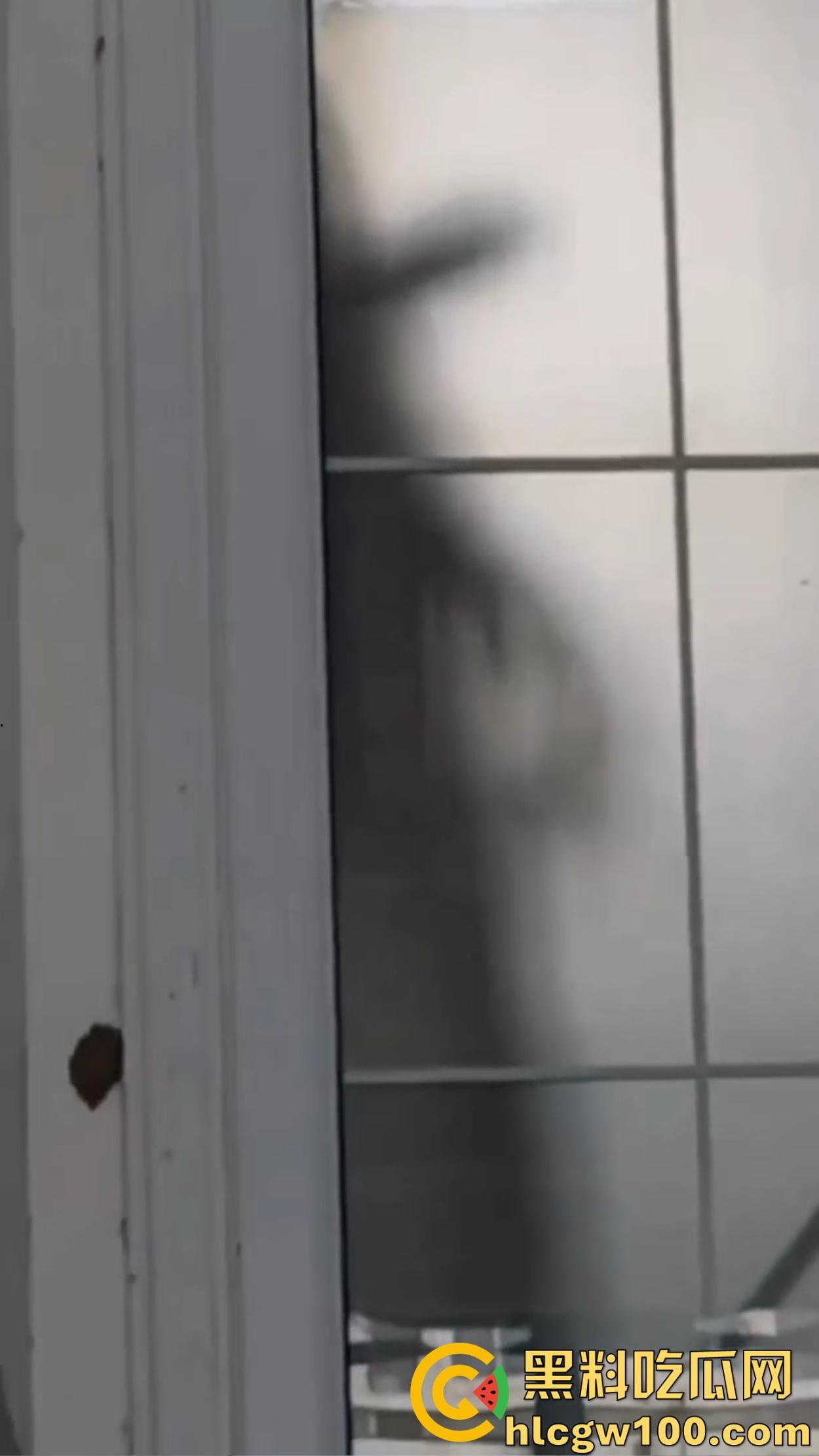 江苏师范大学飞机哥骚操作,篮球场后厕所手瘾犯了,当场打飞机被同学偷拍,场面离谱到无语!-7