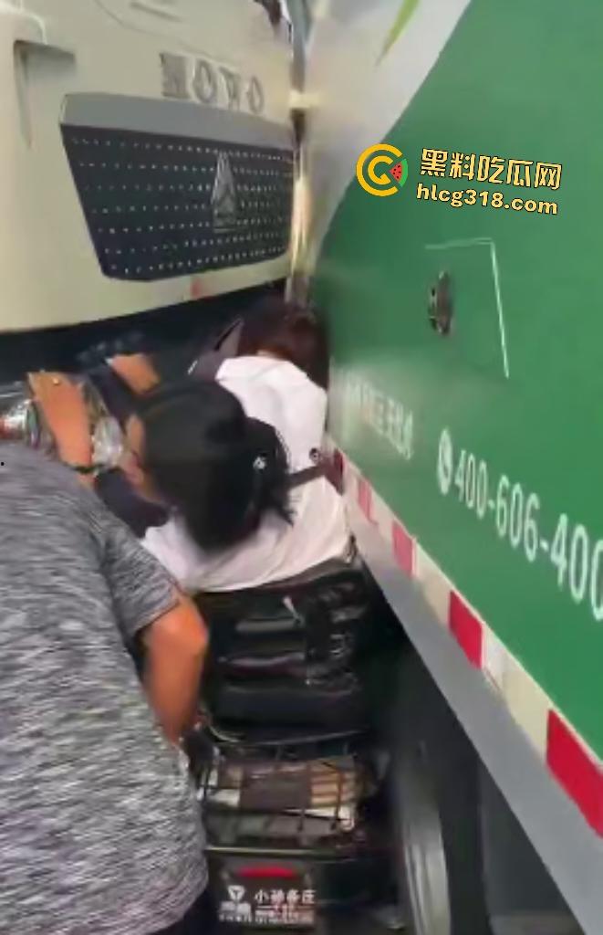 天津蓟州文昌街货车横冲直撞飞来横祸，电动车两死两伤，人被卡在两汽车中间，直接变成人肉饼干！-2