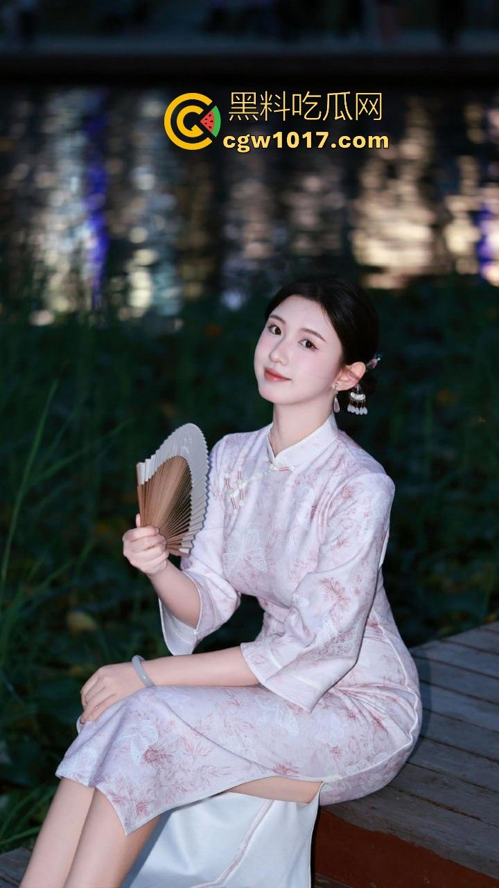 绿帽奴为刚做完爱的老婆清理小穴，用舌头360度无死角舔干净跟单男的爱液，堪比小米扫地机器人，这你受得了嘛！-2