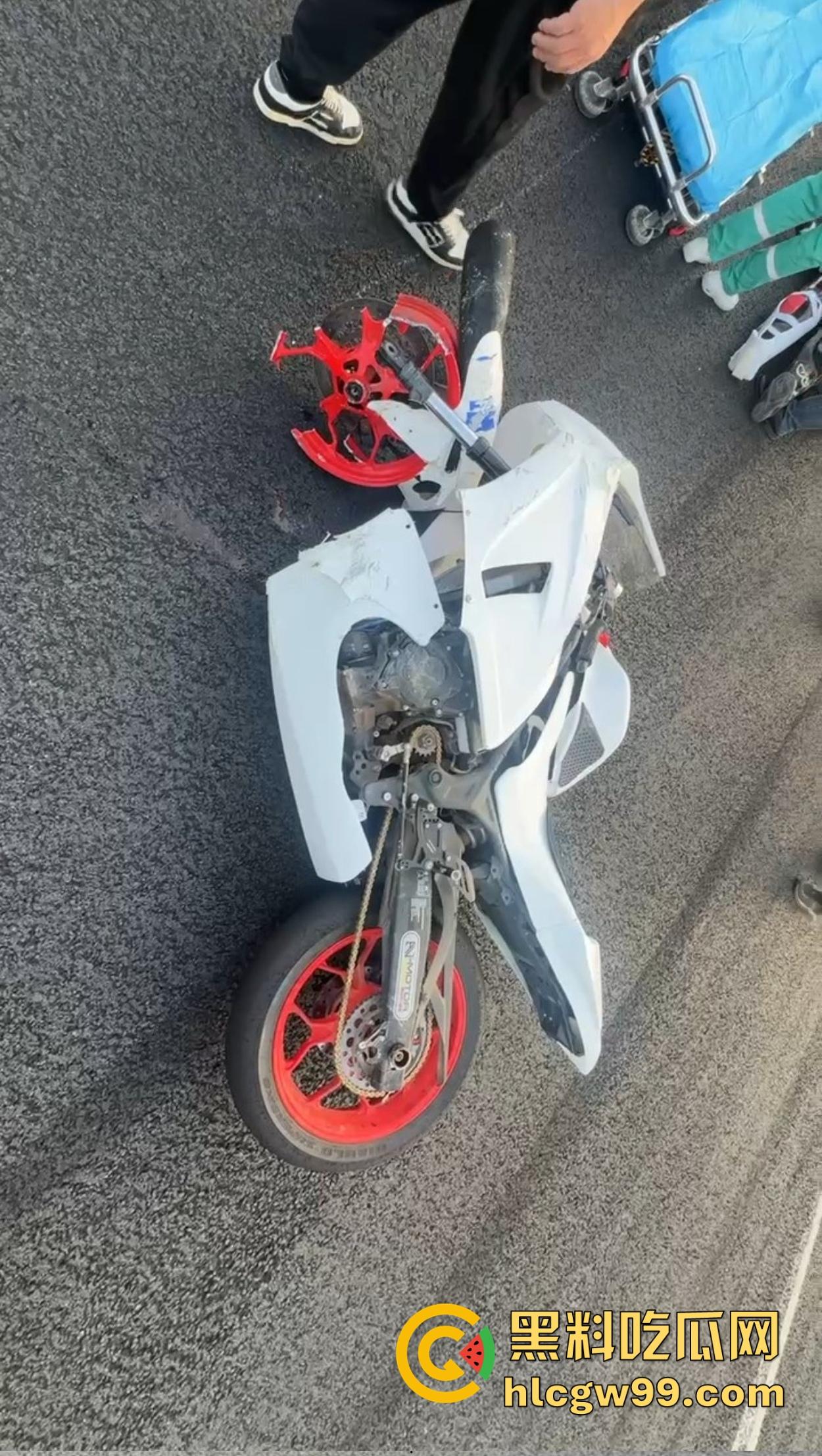 东莞英姿飒爽女骑士上演逆行惨剧，赛道飙车被撞飞数米， 当场休克被抬走！-4