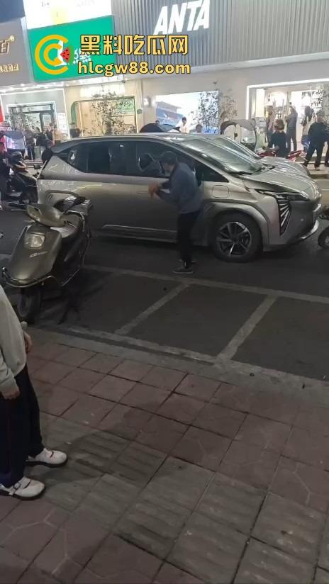 汕头老登骑电动车逆行还理直气壮？不给让行直接上去砸车，爷的社会规则就是这么横！-8