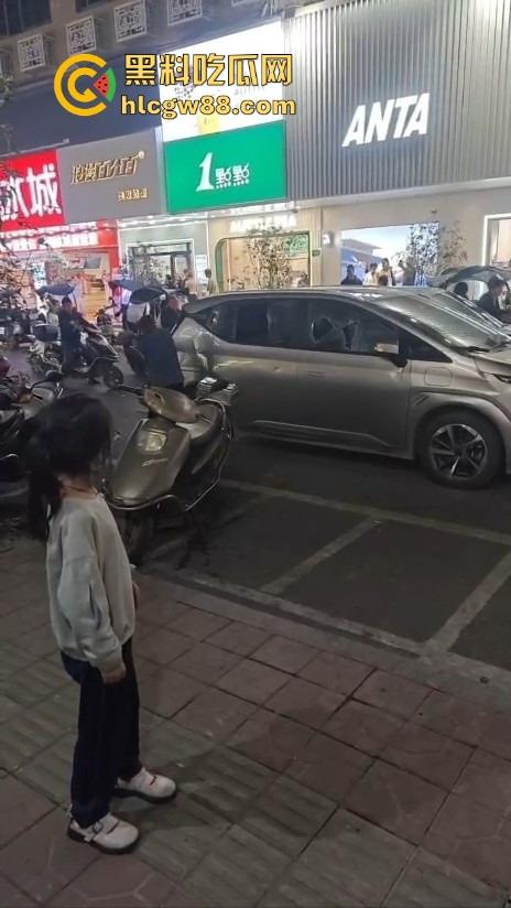 汕头老登骑电动车逆行还理直气壮？不给让行直接上去砸车，爷的社会规则就是这么横！-9