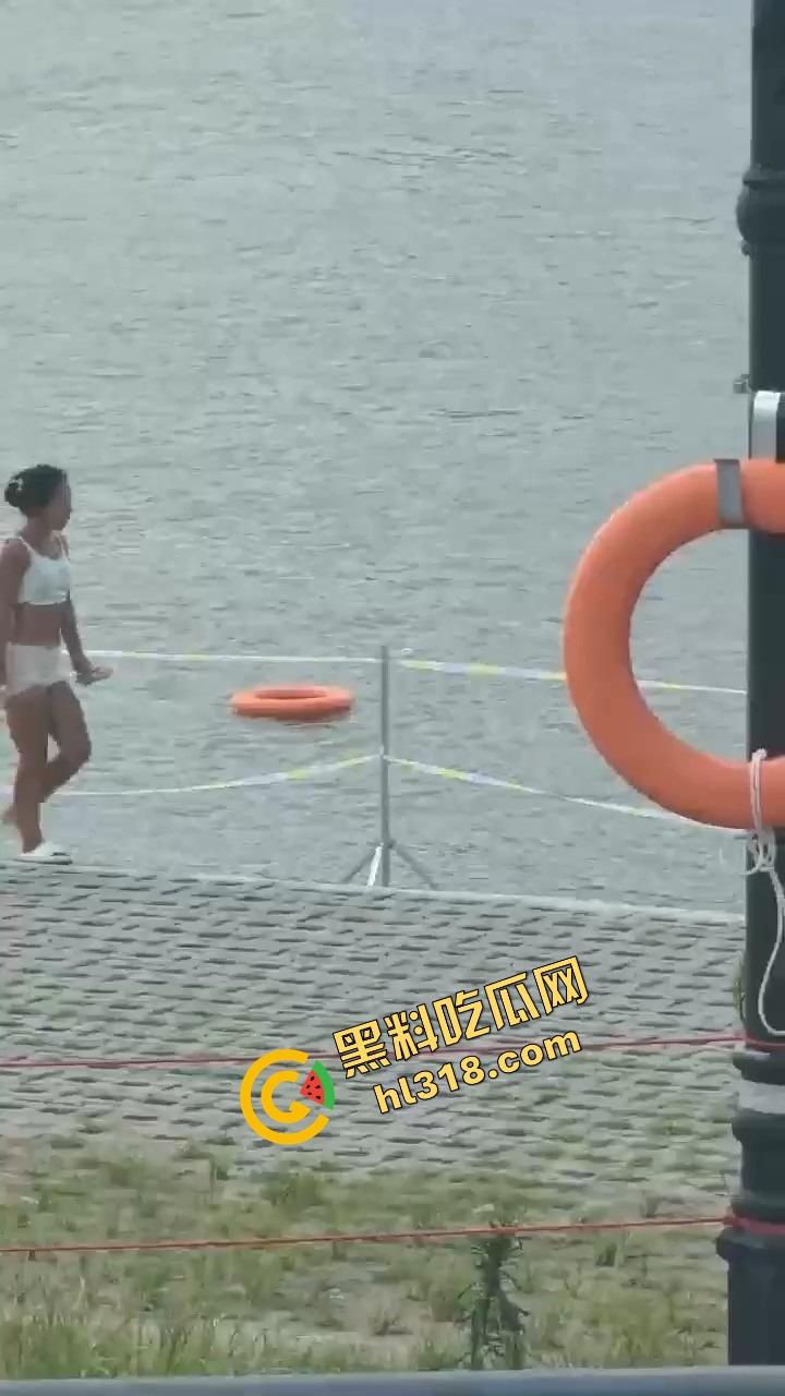 连云港河边裸泳妹子现身，天气一热直接全裸脱下水放飞自我，亲密接触大自然，真就不怕被人看！-5