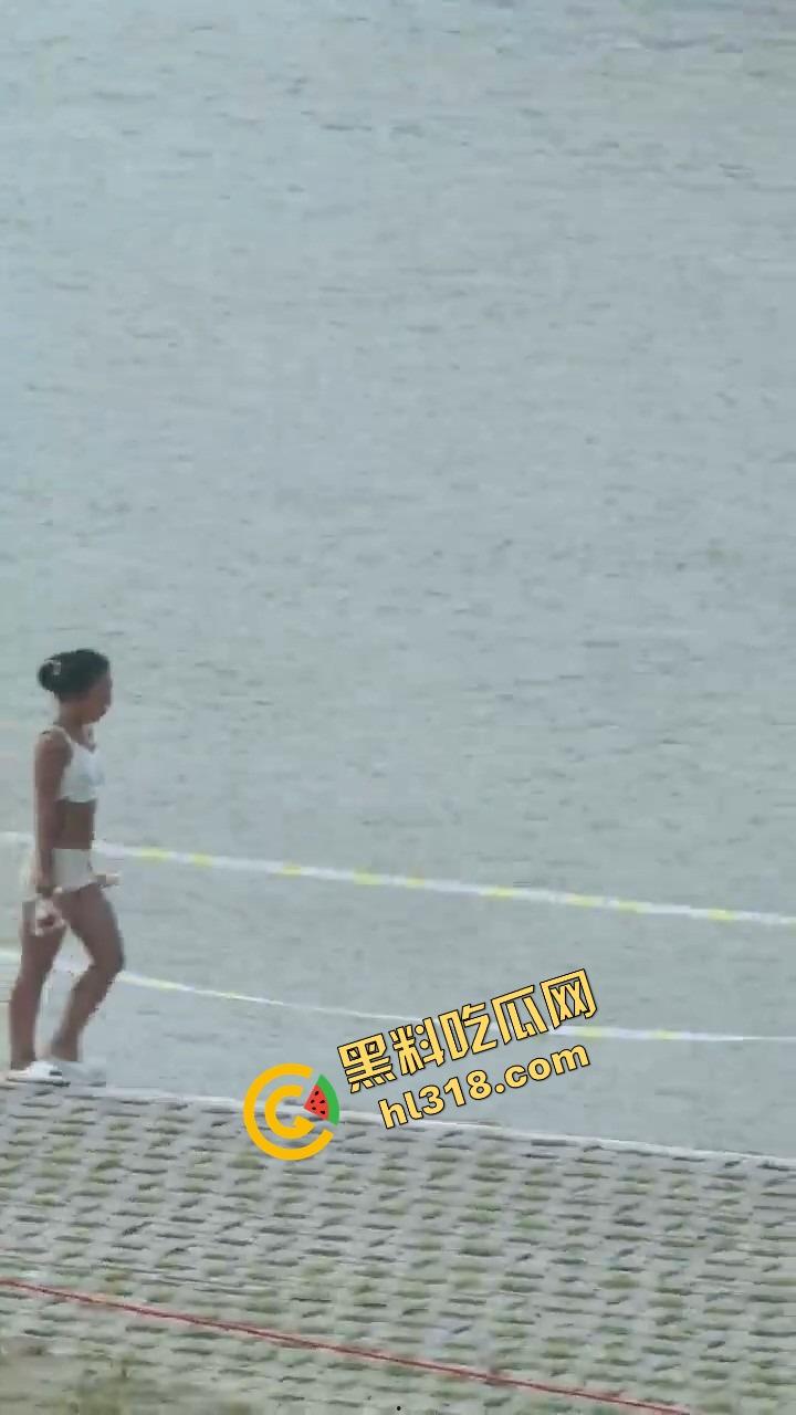 连云港河边裸泳妹子现身，天气一热直接全裸脱下水放飞自我，亲密接触大自然，真就不怕被人看！-6