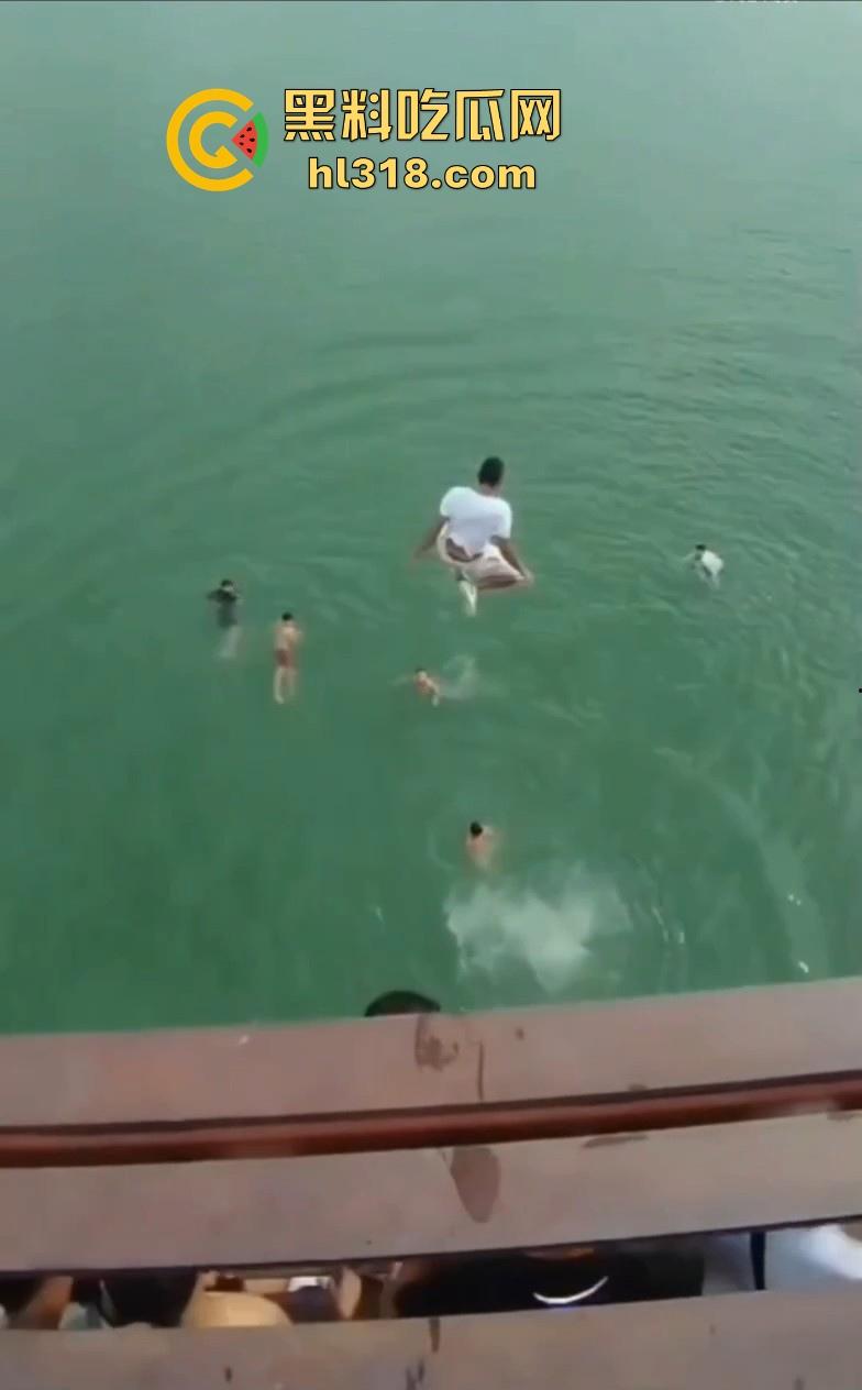 西班牙小伙跳水表演变成事故，这下好啦不看清楚情况再跳，直接跳人头上，把下面的人骨头全砸断了！-2