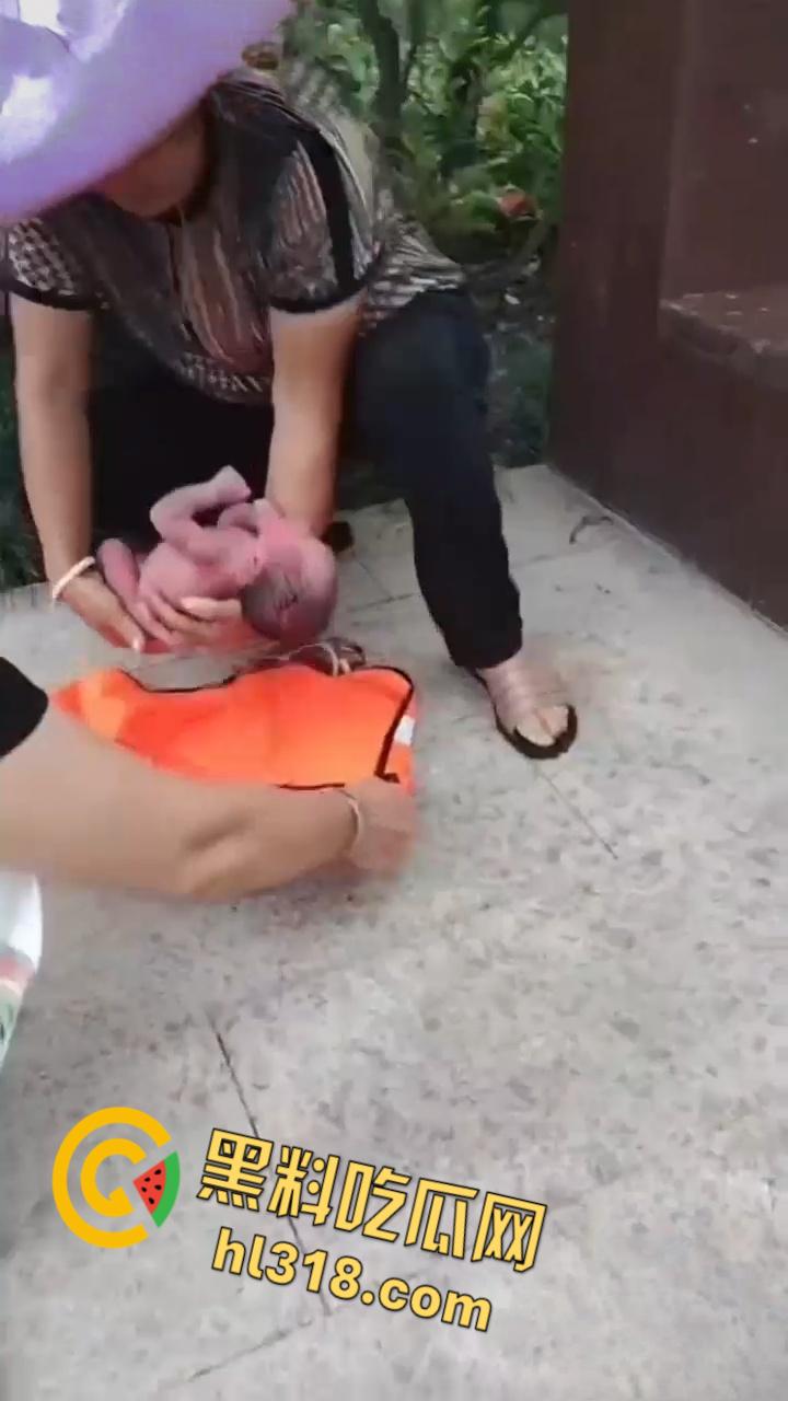 黑料正能量,福建福清市宏路公园发现一名弃婴,连脐带都没剪断,不幸中的万幸,得好心大娘救助!-4