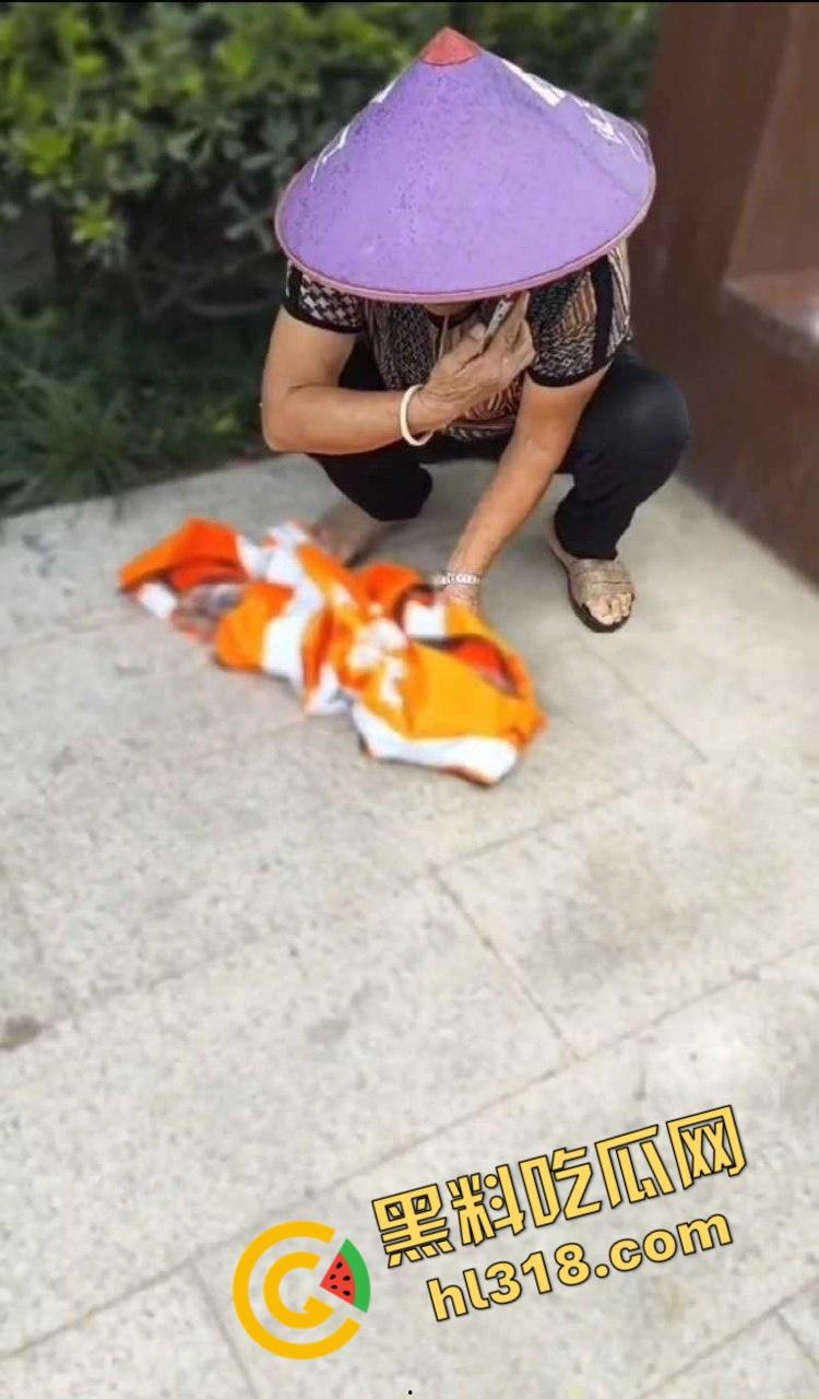 黑料正能量,福建福清市宏路公园发现一名弃婴,连脐带都没剪断,不幸中的万幸,得好心大娘救助!-6