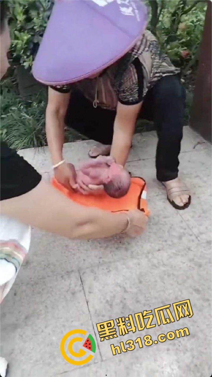 黑料正能量,福建福清市宏路公园发现一名弃婴,连脐带都没剪断,不幸中的万幸,得好心大娘救助!-7
