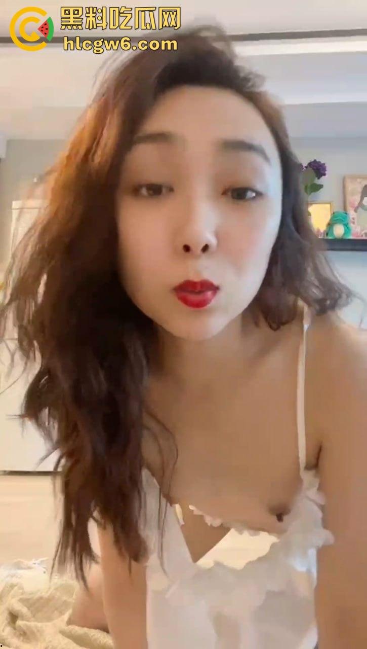 成都少妇【陈小艺】给老公戴绿帽 穿透视装给情妇发自慰视频 还接受主人调教 独家爆料！-11