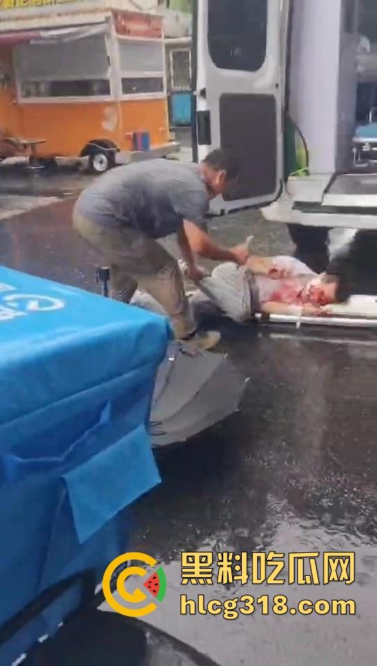 武汉江堤街持刀伤人,41岁嫌疑人张某持水果刀当着警察面捅杀被害人,也是够牛逼的!-6