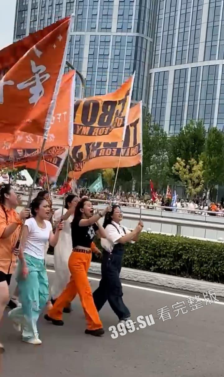 TFBOYS十周年演唱会女粉图鉴 并向抗洪一线的人民子弟兵致敬!-14