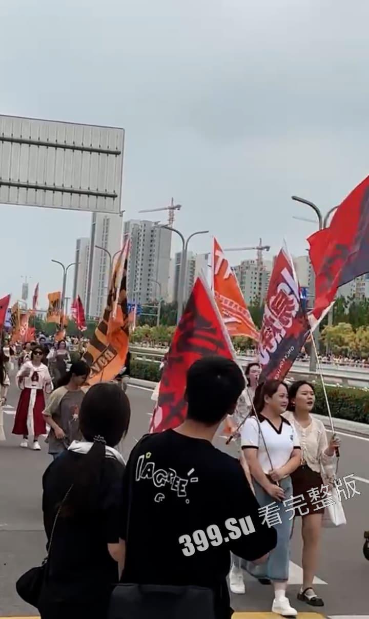 TFBOYS十周年演唱会女粉图鉴 并向抗洪一线的人民子弟兵致敬!-15