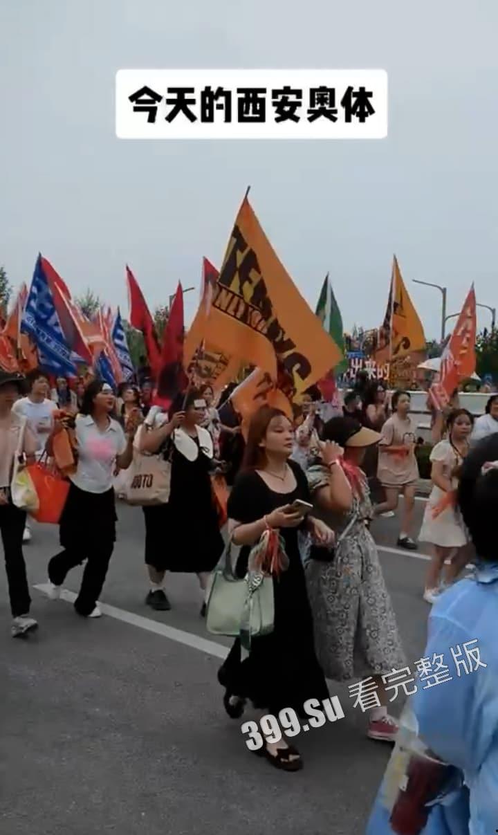 TFBOYS十周年演唱会女粉图鉴 并向抗洪一线的人民子弟兵致敬!-16