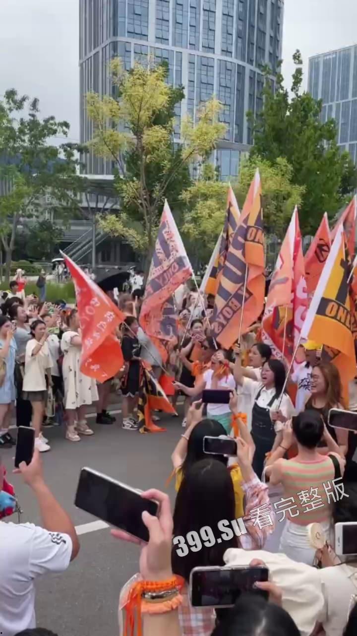 TFBOYS十周年演唱会女粉图鉴 并向抗洪一线的人民子弟兵致敬!-17