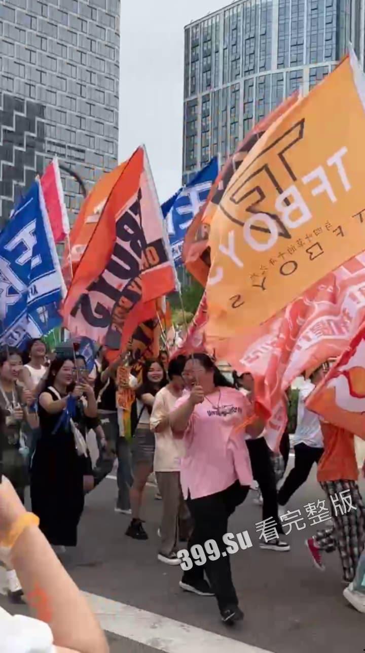 TFBOYS十周年演唱会女粉图鉴 并向抗洪一线的人民子弟兵致敬!-19