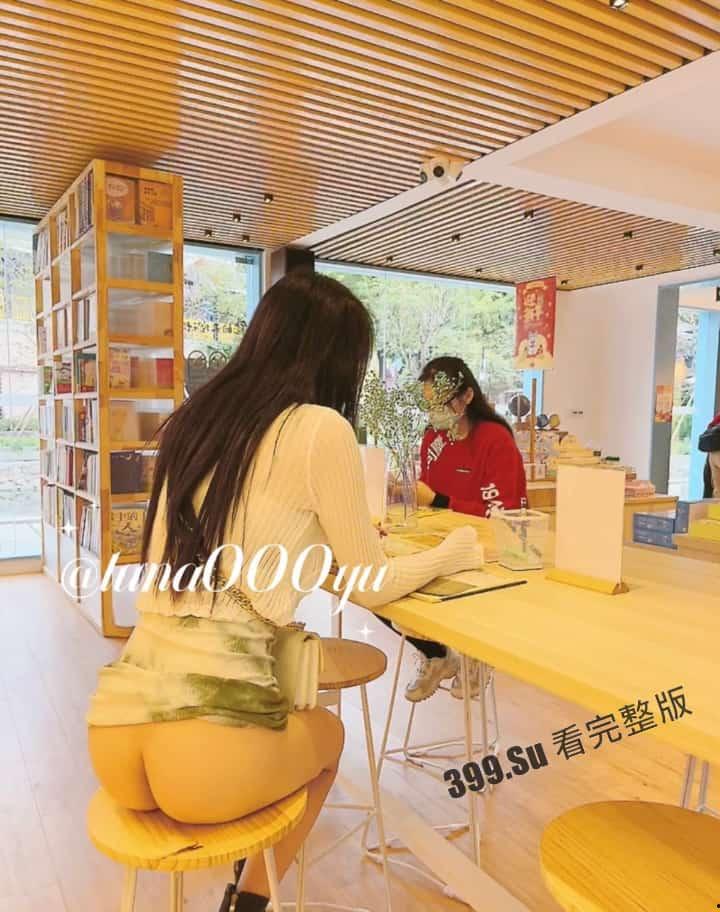 露脸天花板级别 魔鬼身材露出艺术家 推特福利姬#娜娜 闹区饭店街边挑战各种人前露出 无内游走地铁街头 公众场合玩跳蛋 强的离谱!-6