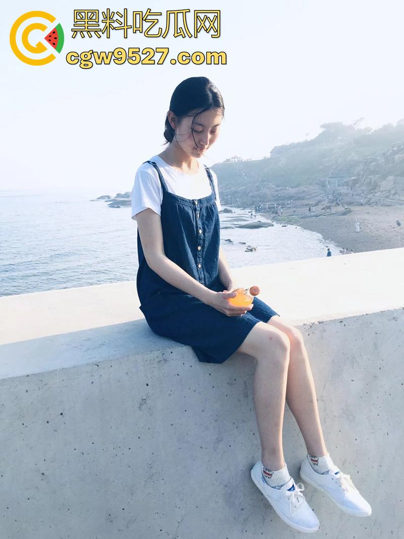 南京师大清纯学妹【卢瑞涵】，大长腿性感嫩妹，背着男友和体育生开房，趴着吃鸡大喊爸爸操我！-1