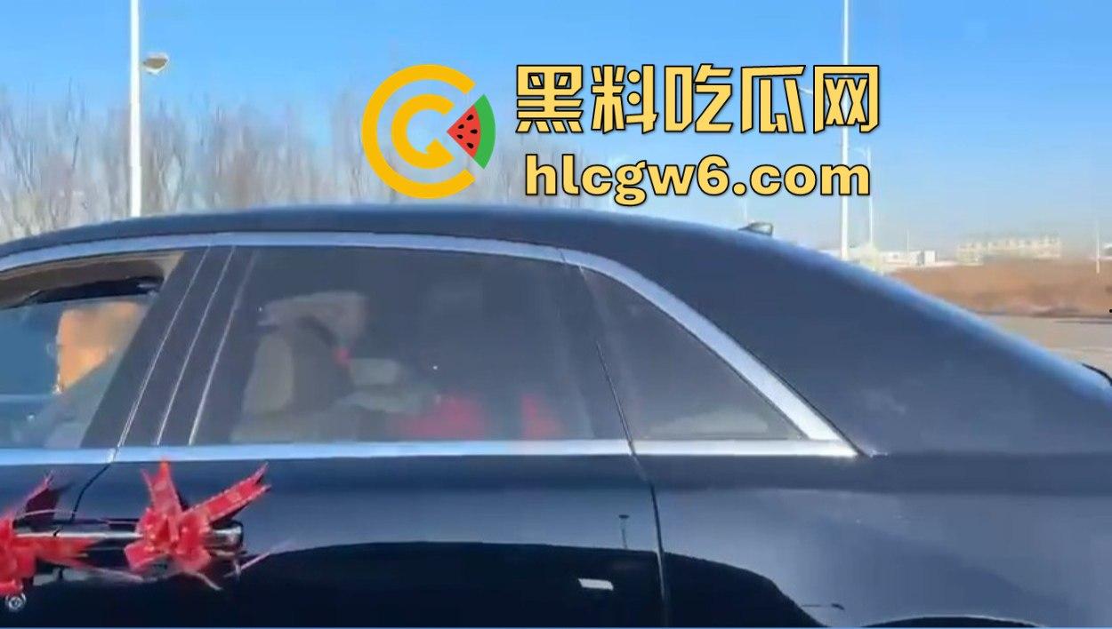 东北婚礼场面社死,前女友举标语爆料:腰是我掰的,肾是我累的,祝新娘接盘愉快!-2