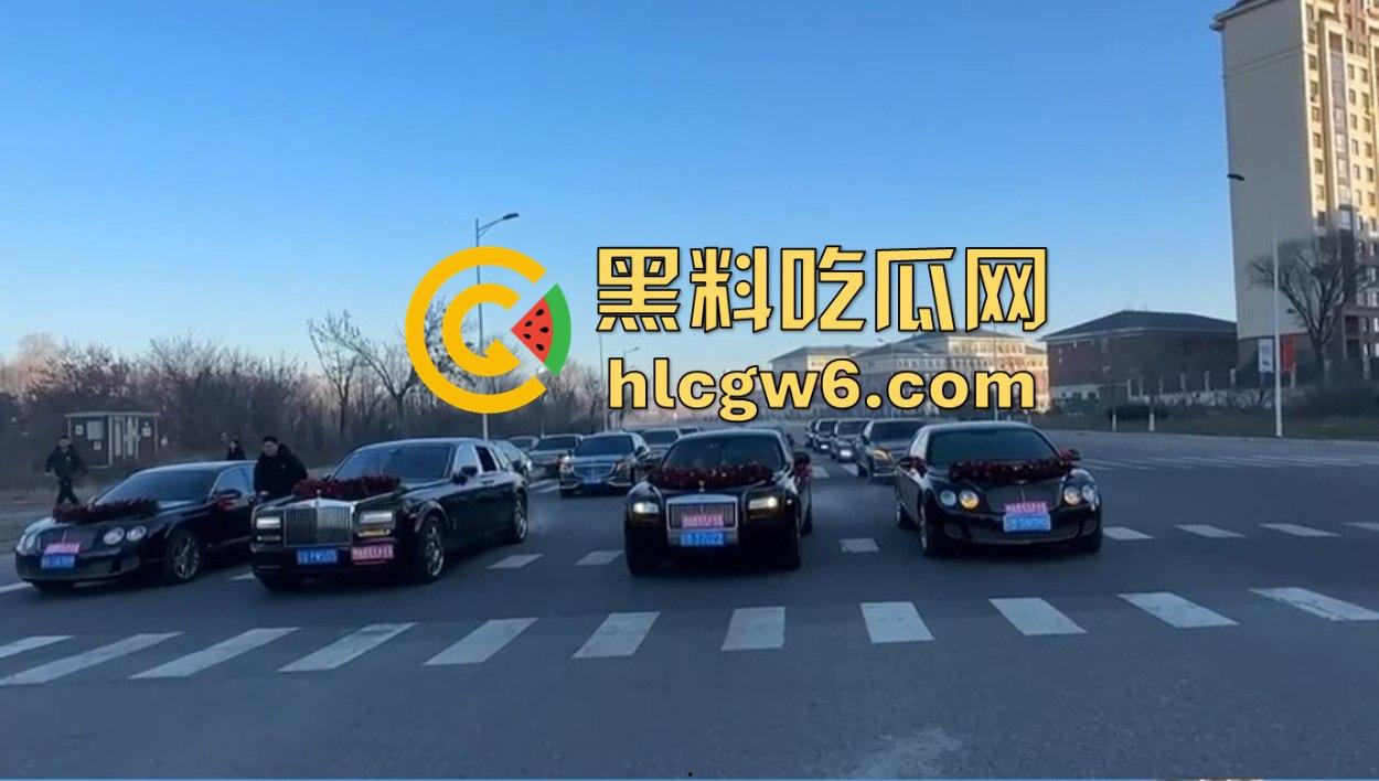 东北婚礼场面社死,前女友举标语爆料:腰是我掰的,肾是我累的,祝新娘接盘愉快!-7