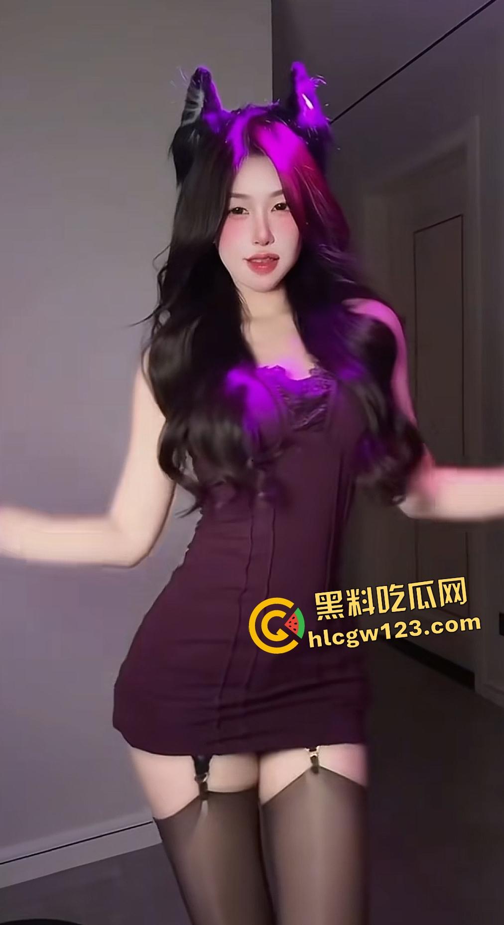 抖音辽宁学生妹【豆豆公主】直播自慰假阴茎不够真鸡巴爽,粉丝想群P奈何无团购!-2