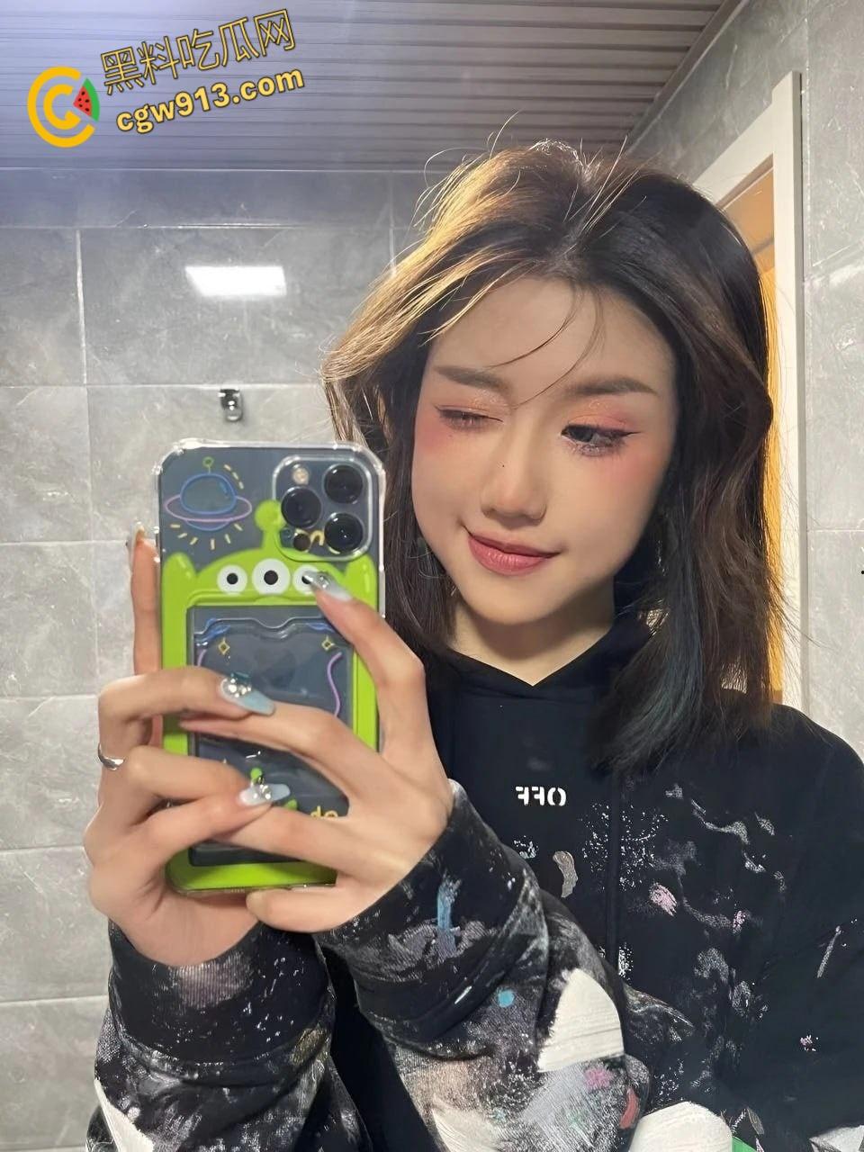 重庆大学高颜值学妹【徐紫茵】，平时看着生人勿进的样子，私下和男友自拍做爱，口爆吞精还害羞挡脸！-5