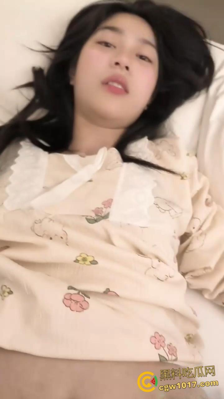 高颜值反差舞蹈生，难以抵抗金钱诱惑成为金主性奴，胯下侍奉爆筋肉棒，害羞的说只允许拍这一次，口技十分了得 ！-7