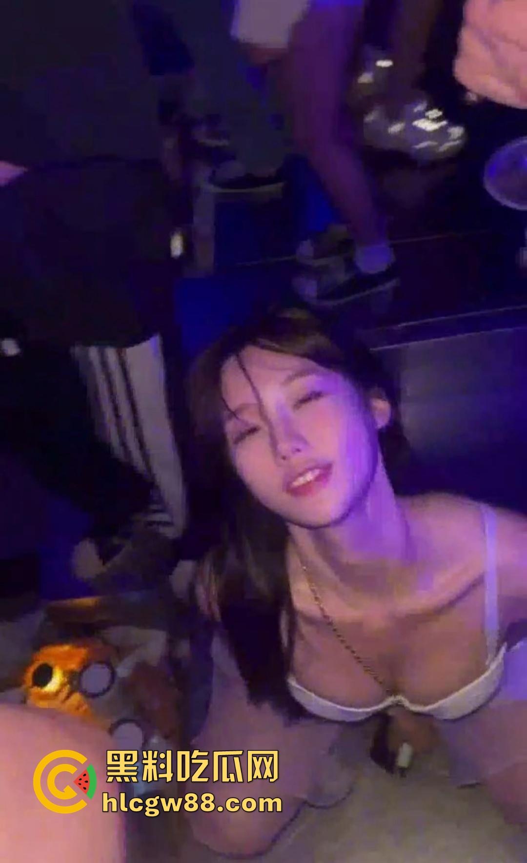 白天蹦迪不带罩，晚上做爱不带套是规矩，杭州酒吧一旦沾上，你就戒不掉了，大奶妹吹瓶滴蜡玩花活！-4