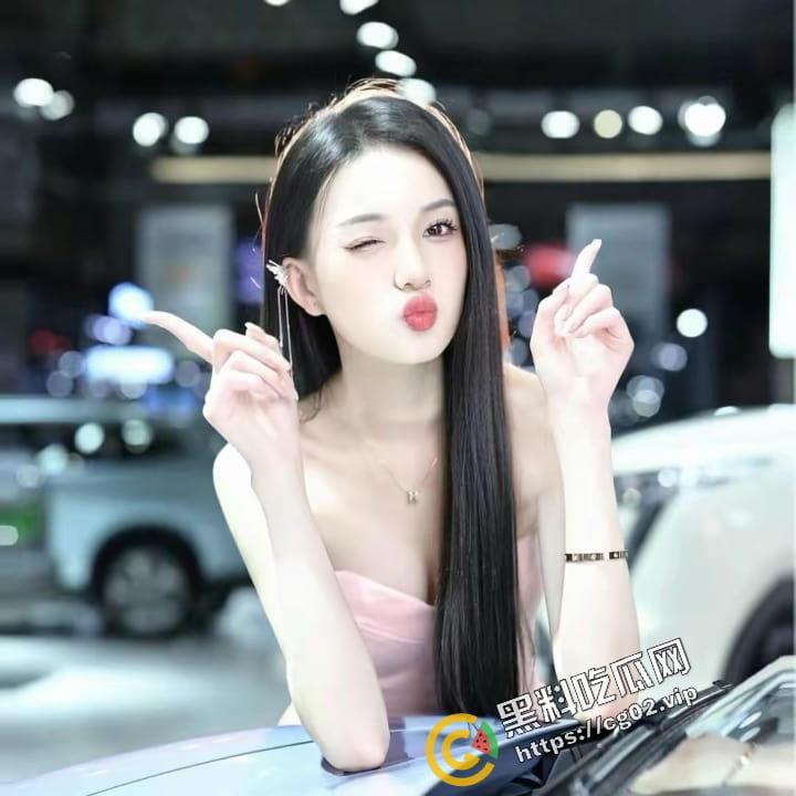 抖音 凌漪  车模直播意外露底 秒关直播马上设置成私密账号-4