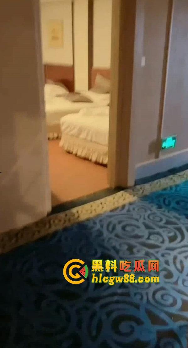 哈尔滨39中『钱晶』表面是人民教师，课后兼职洗浴小姐被大哥穿着浴袍开门日逼，玩的就是真实！-11