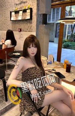 福建福清杨美琪 公交车烂逼一个 经常约炮勾引男人 还没事搞个3p让自己爽爽 明明能当女神非要做骚逼-3