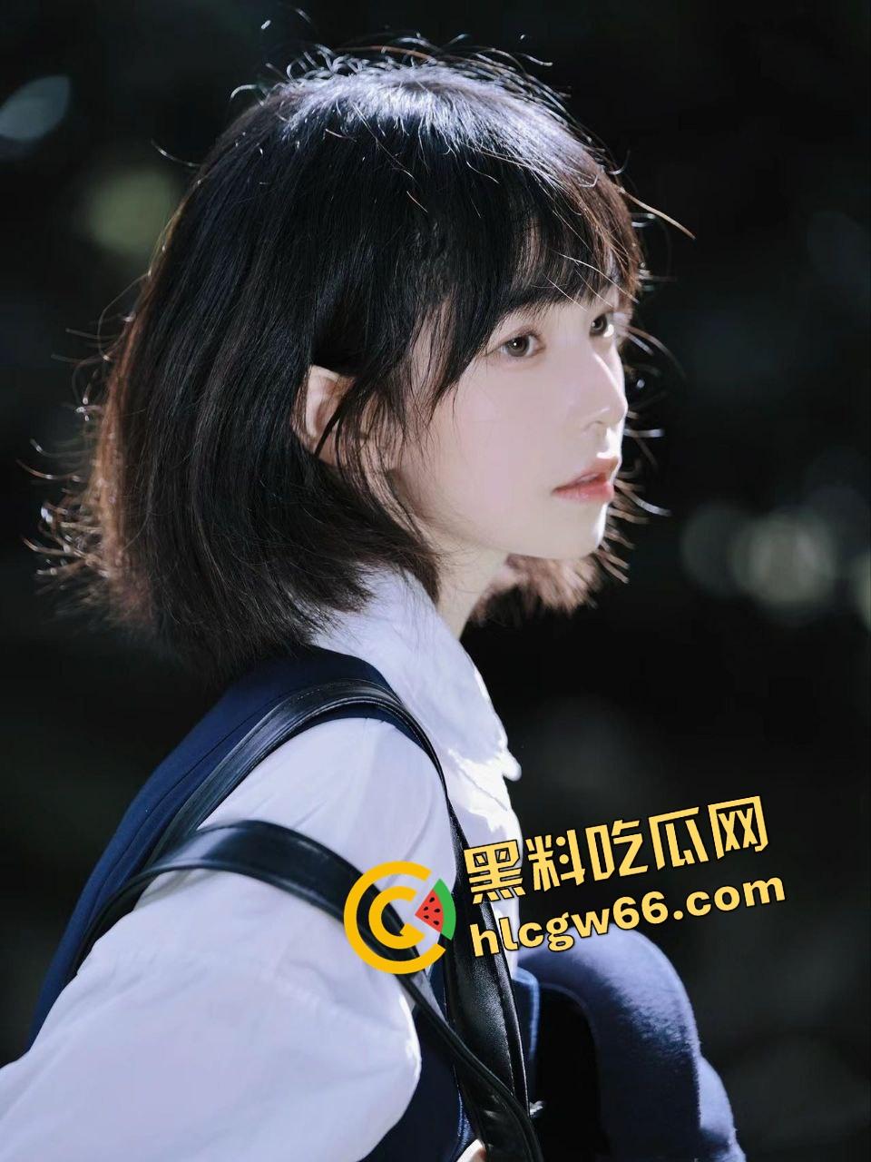 深圳大学『周淑馨』大学还没毕业就玩3P绿帽局，男友兴奋看女友被兄弟打桩，奶子抓到变形爽到翻白眼！-3