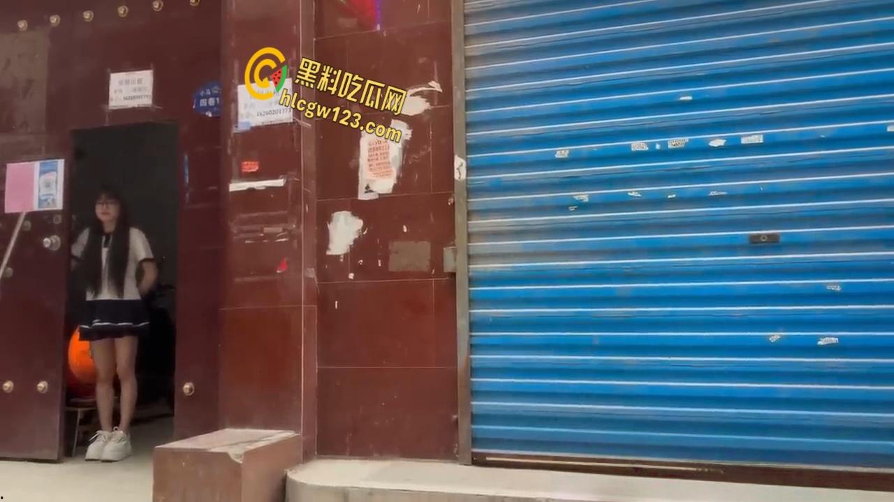 太原城中村爱情小巷，站街女丝袜翘臀勾魂，学生御姐巨乳应有尽有 !-7