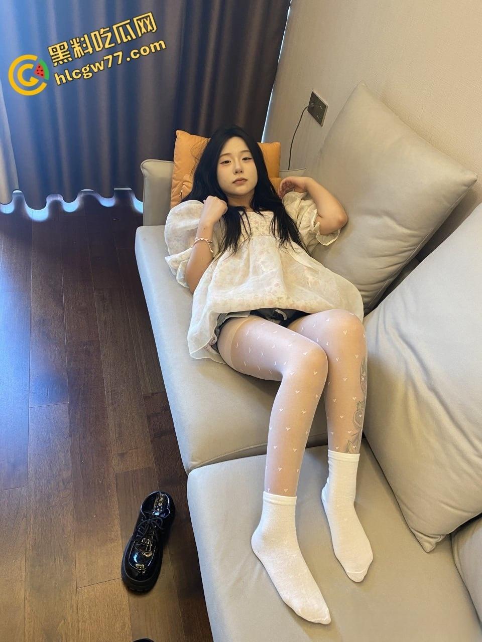 极品萝莉【林婉婉】白丝爆乳私拍，娇嫩粉逼撩爆宅男心，宅男夜夜沉沦的致命诱惑！-2