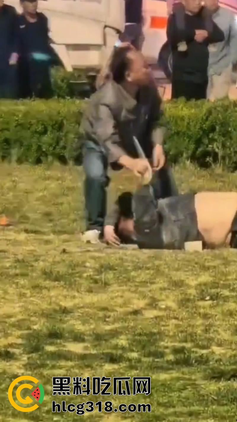 孩子吵架大人动刀杀人，河北石家庄因孩子起争执，叫来朋友群殴，结果朋友直接掏刀捅人！-2