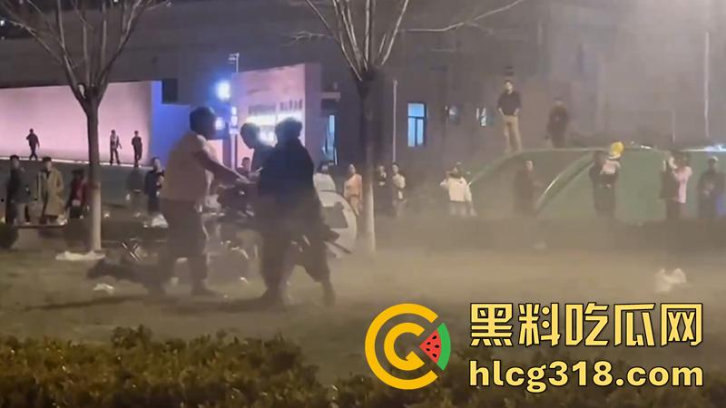 孩子吵架大人动刀杀人，河北石家庄因孩子起争执，叫来朋友群殴，结果朋友直接掏刀捅人！-6